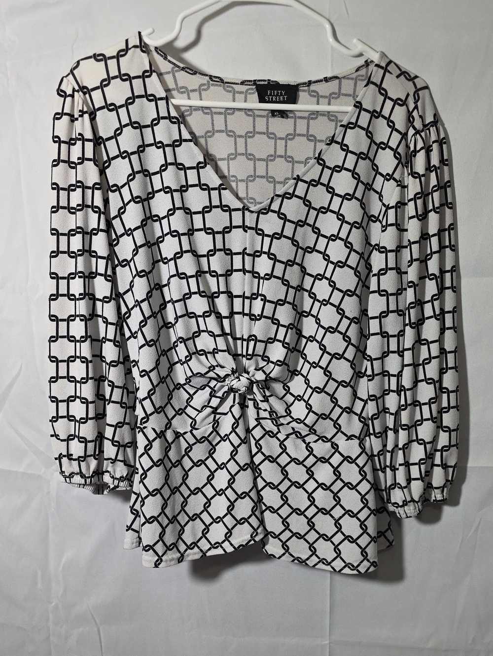 Fifty Street Women’s Black & White Knot Front V-Neck Top Size XL (W747)